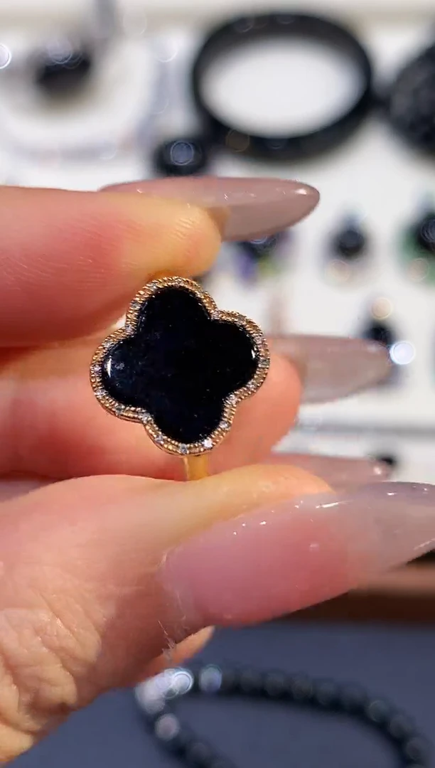 18K金镶嵌戒指翡翠多样性发其一