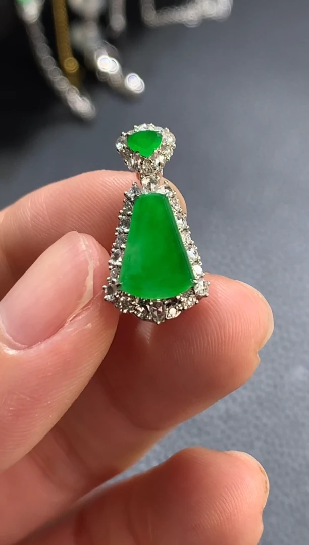 翡翠18K金镶嵌颈饰绿无事牌