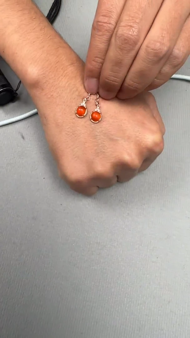 银S925镶嵌南红玛瑙耳饰原矿无优化南红S925银镶河湾耳钩一对