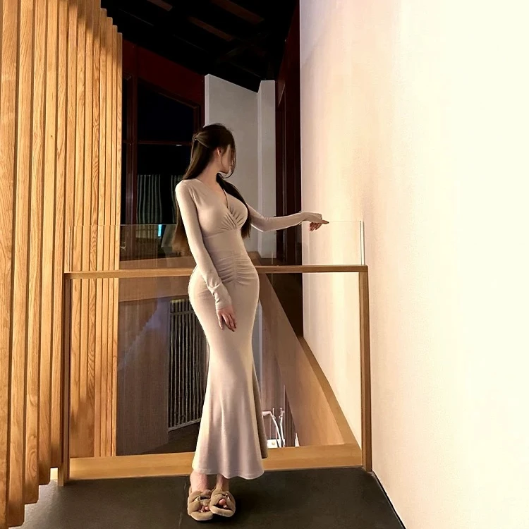 性感V领褶皱修身鱼尾长裙女显胸掐腰包臀长款连衣裙修身打底裙子