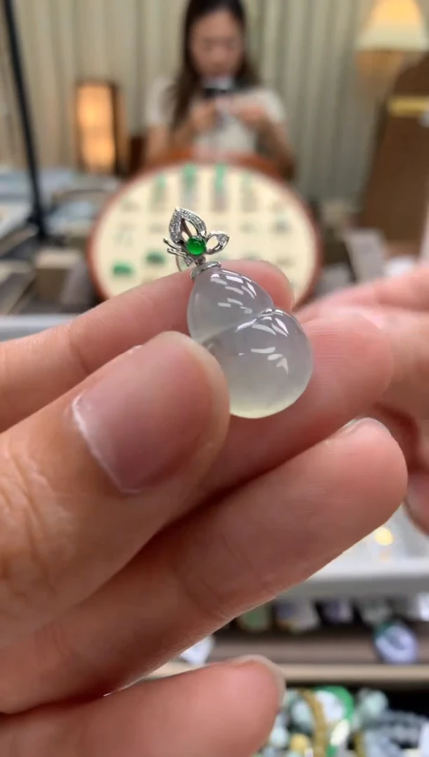 翡翠18K金镶嵌颈饰葫芦