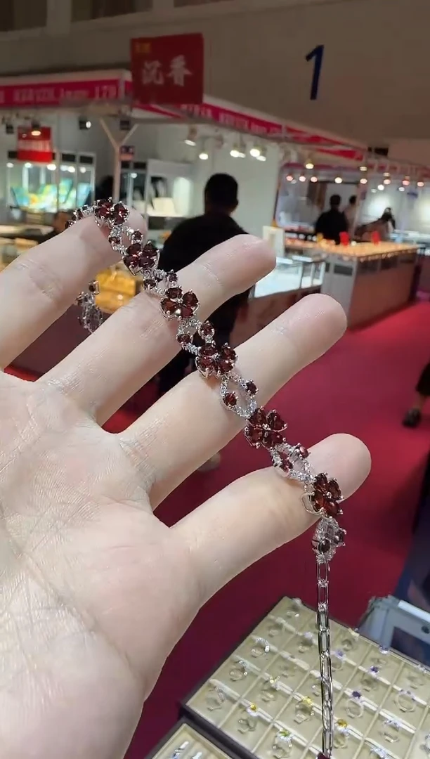 银S925镶嵌手链石榴石四叶花设计款
