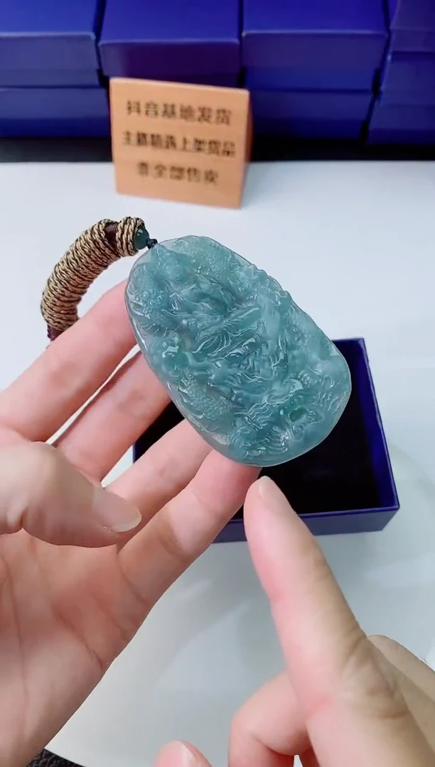 翡翠未镶嵌颈饰    `