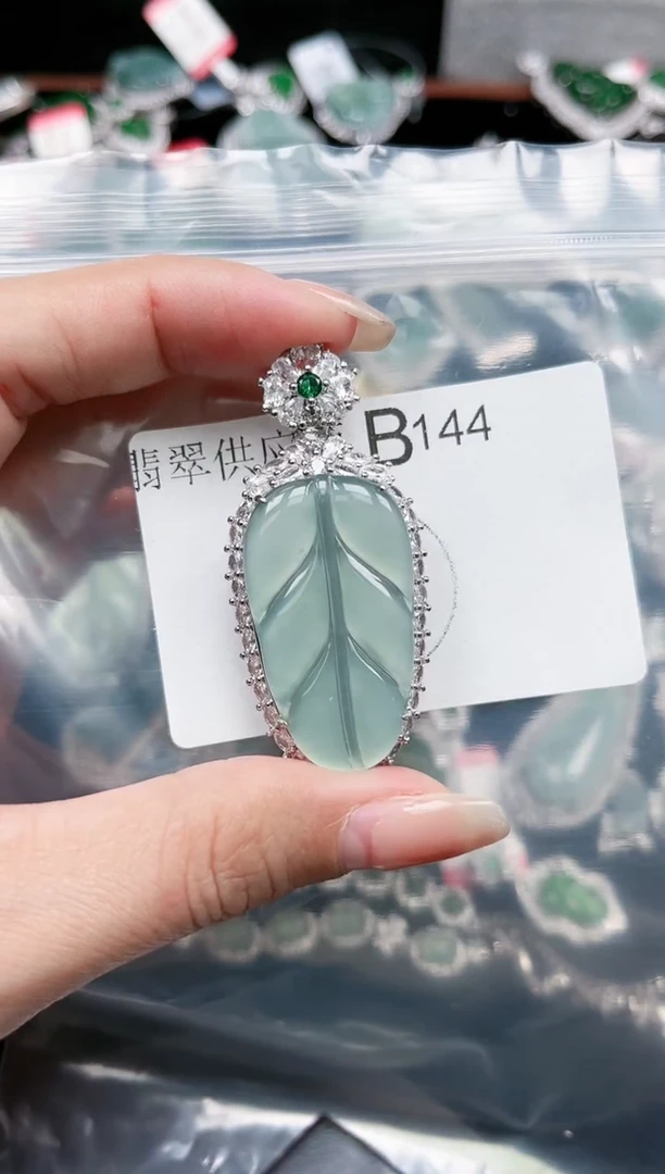 【闪购商品】翡翠颈饰未镶嵌144赠皮绳