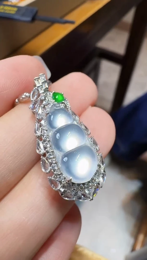 吊坠(不含链)18K金镶嵌翡翠福豆