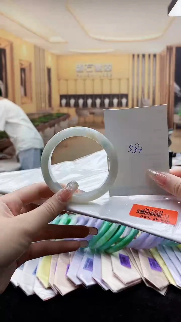 翡翠手镯未镶嵌AAAAA