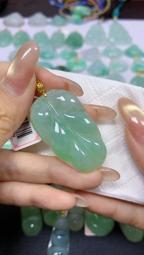 颈饰18K金镶嵌翡翠天然翡翠A货
