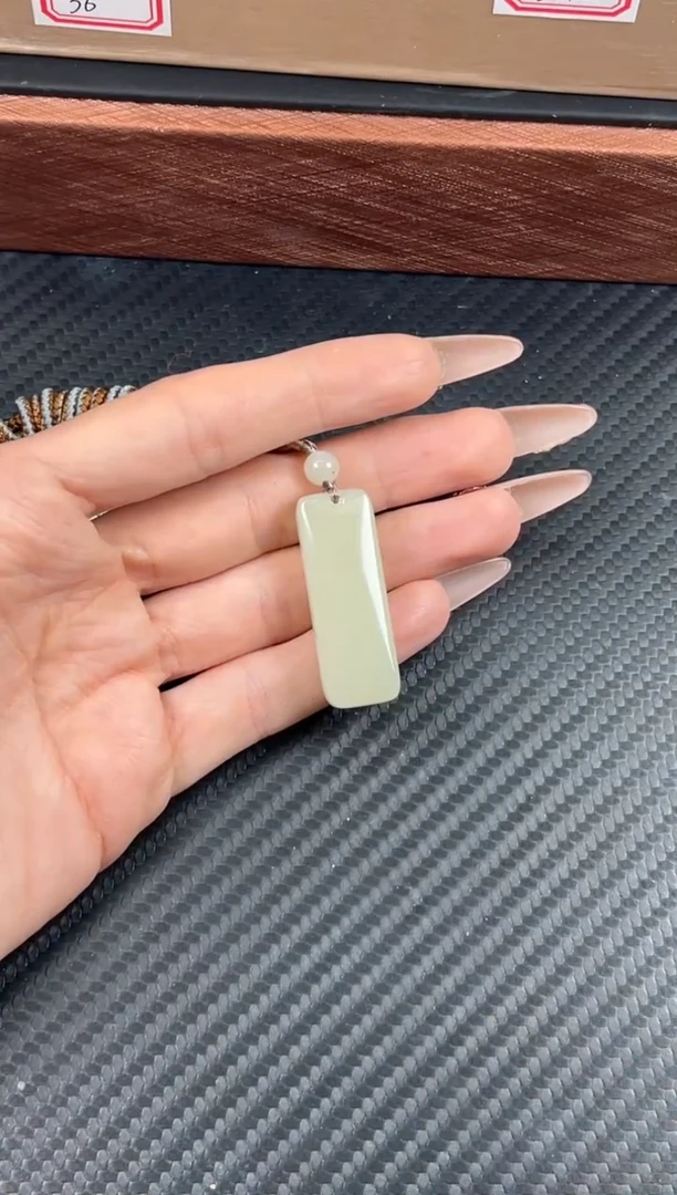 吊坠(赠链)未镶嵌和田玉且末迪克兰一细微色差吊坠