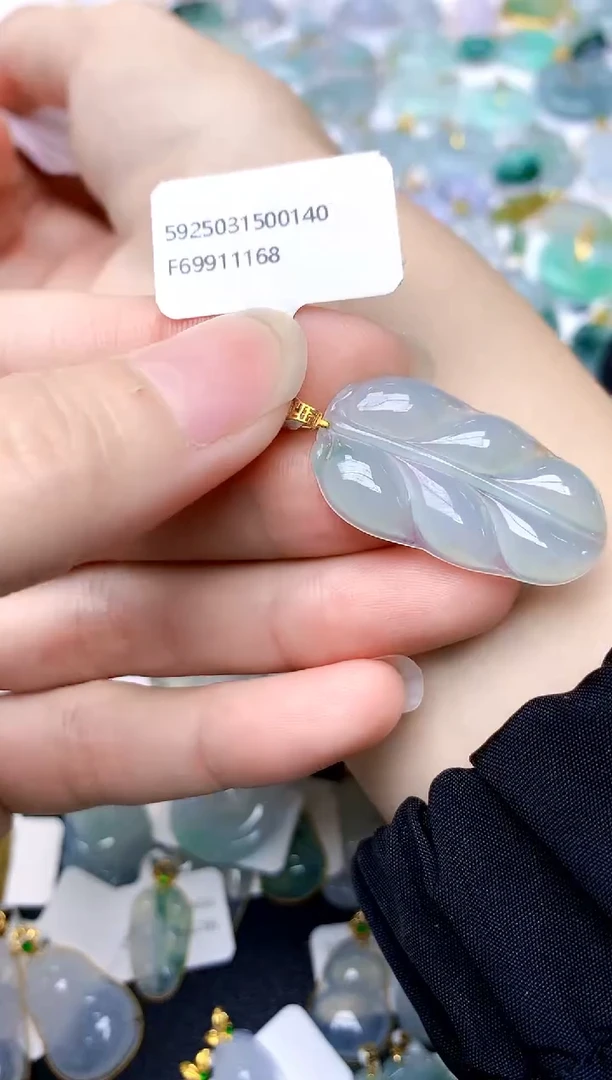 颈饰18K金镶嵌翡翠天然A货翡翠