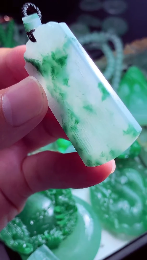 未镶嵌定制翡翠杨****?翡翠毛货定制