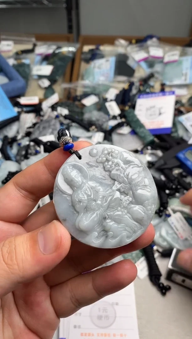 翡翠未镶嵌颈饰多样性发其一