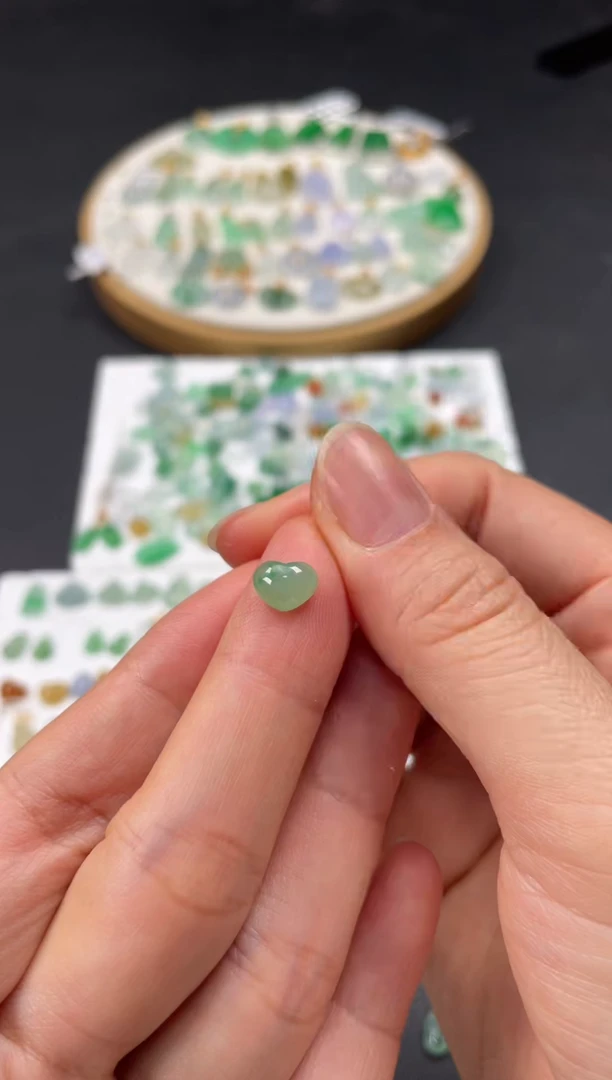 吊坠(不含链)18K金镶嵌翡翠一个JK719