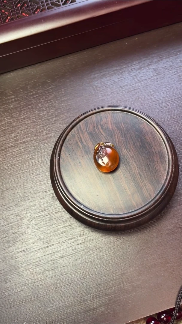 未镶嵌吊坠(赠链)琥珀手工雕刻件