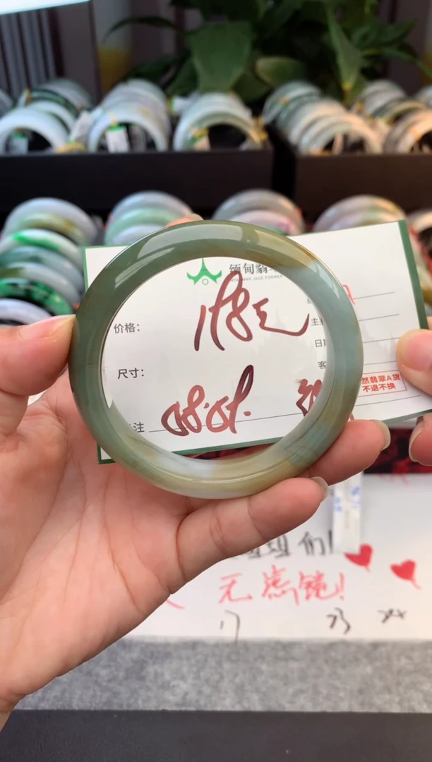 未镶嵌定制翡翠毛货需精细抛光+多人