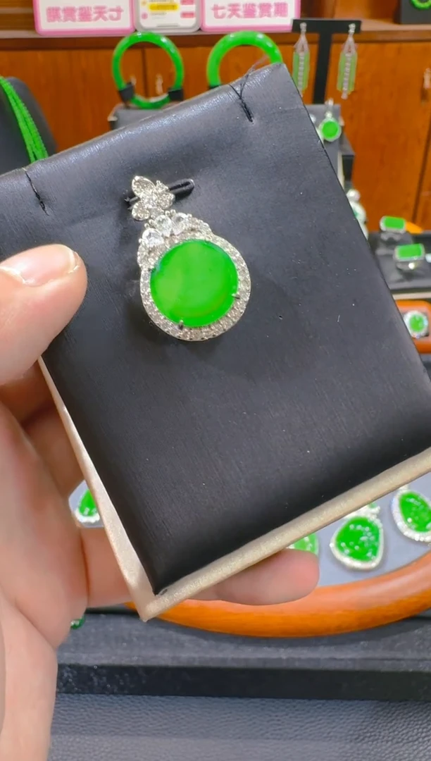翡翠未镶嵌吊坠(赠链)天然a货翡翠