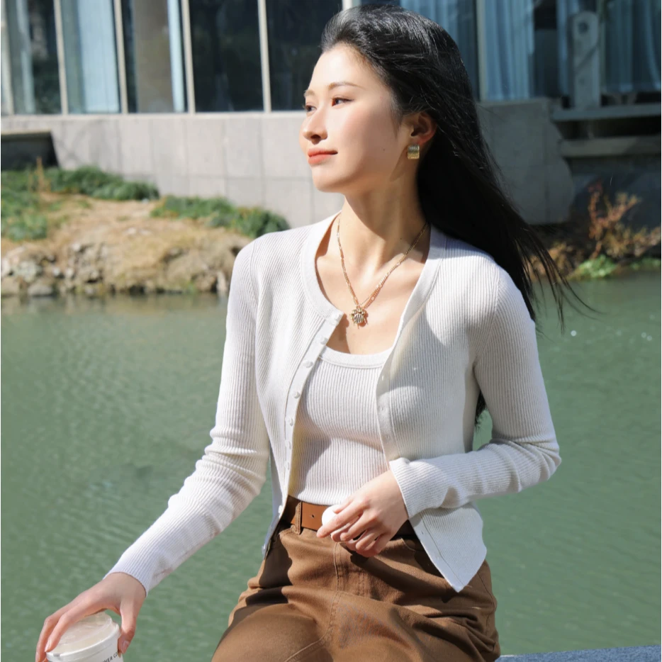 阿玛施548037经典简约百搭金银丝圆领短款U领串珠长袖针织衫