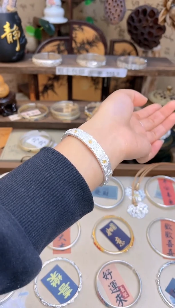 珐琅足银足银999.9纯手工錾刻牡丹花镀金点缀宽面手镯