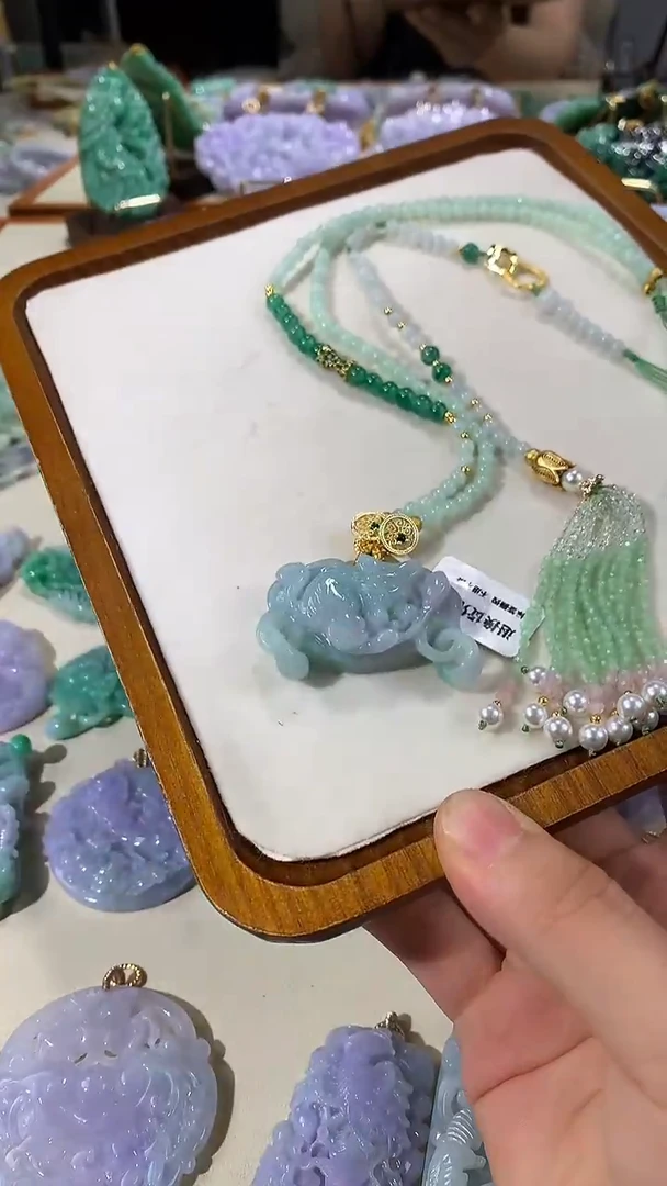 颈饰未镶嵌翡翠吊坠