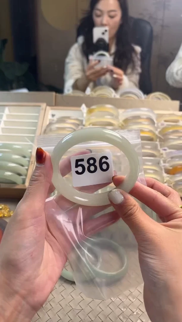 未镶嵌手镯石英质玉C**—586