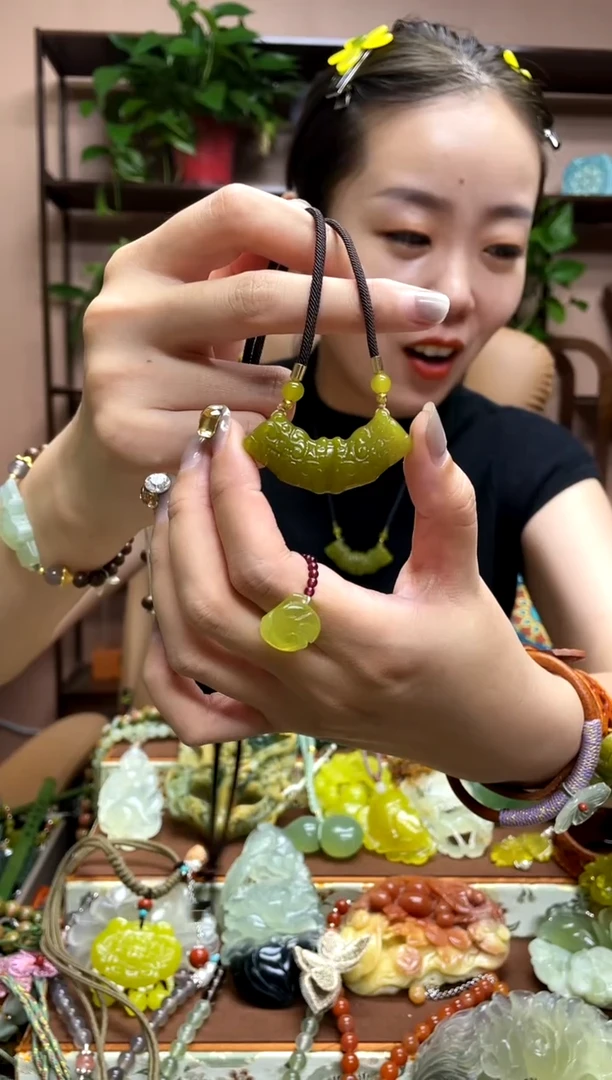未镶嵌岫玉吊坠多样性发货发其中之一