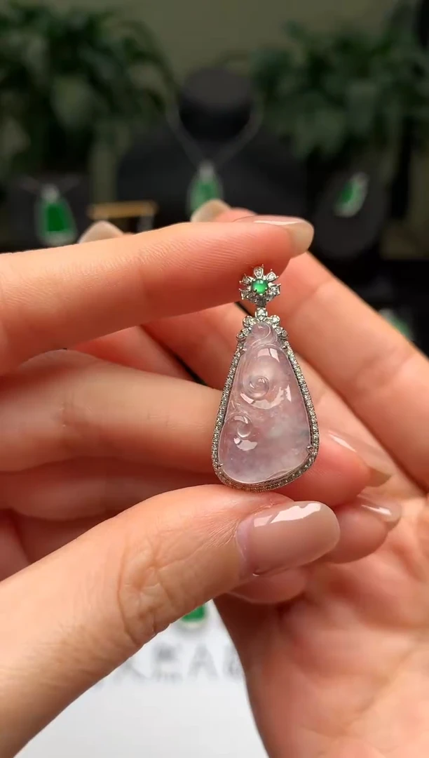 颈饰18K金镶嵌翡翠如意