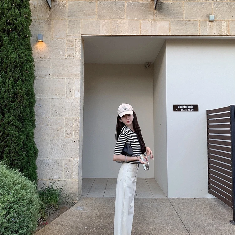 金蘑菇菇 《条纹脑袋的休闲日常》 / 条纹t+小白裤