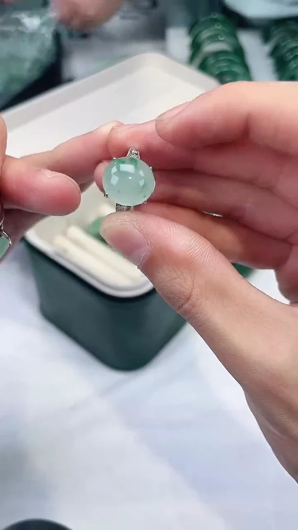 石英质玉未镶嵌戒指奈**甲戒指
