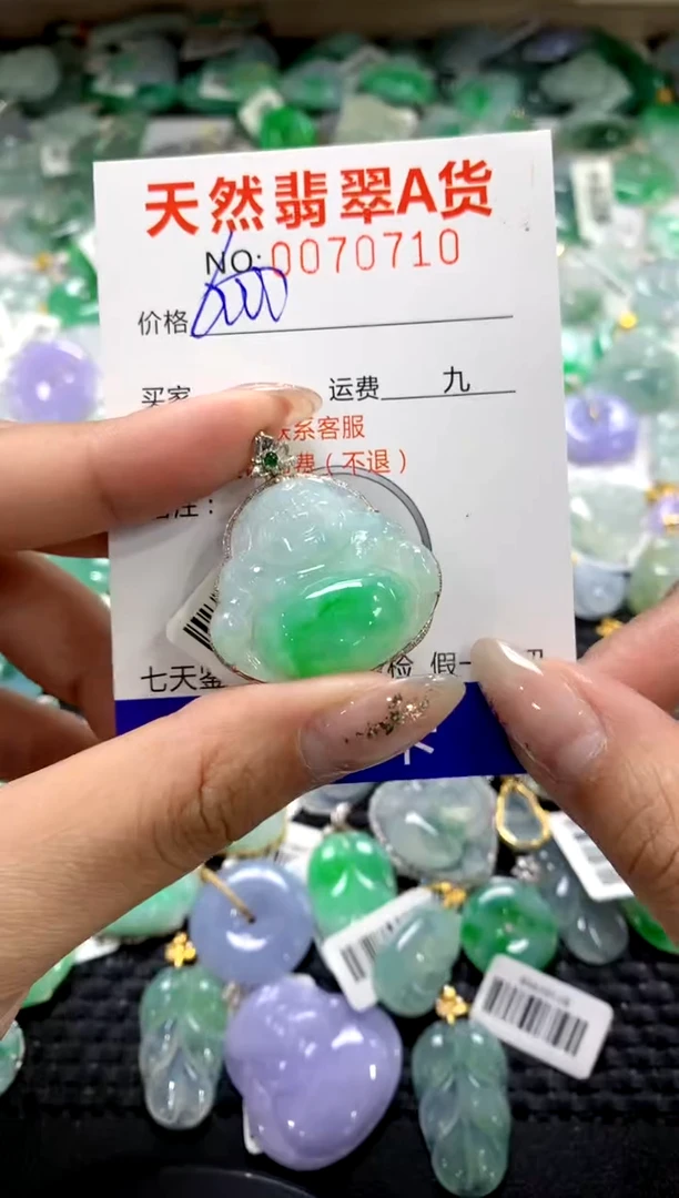 颈饰18K金镶嵌翡翠1111111111111111