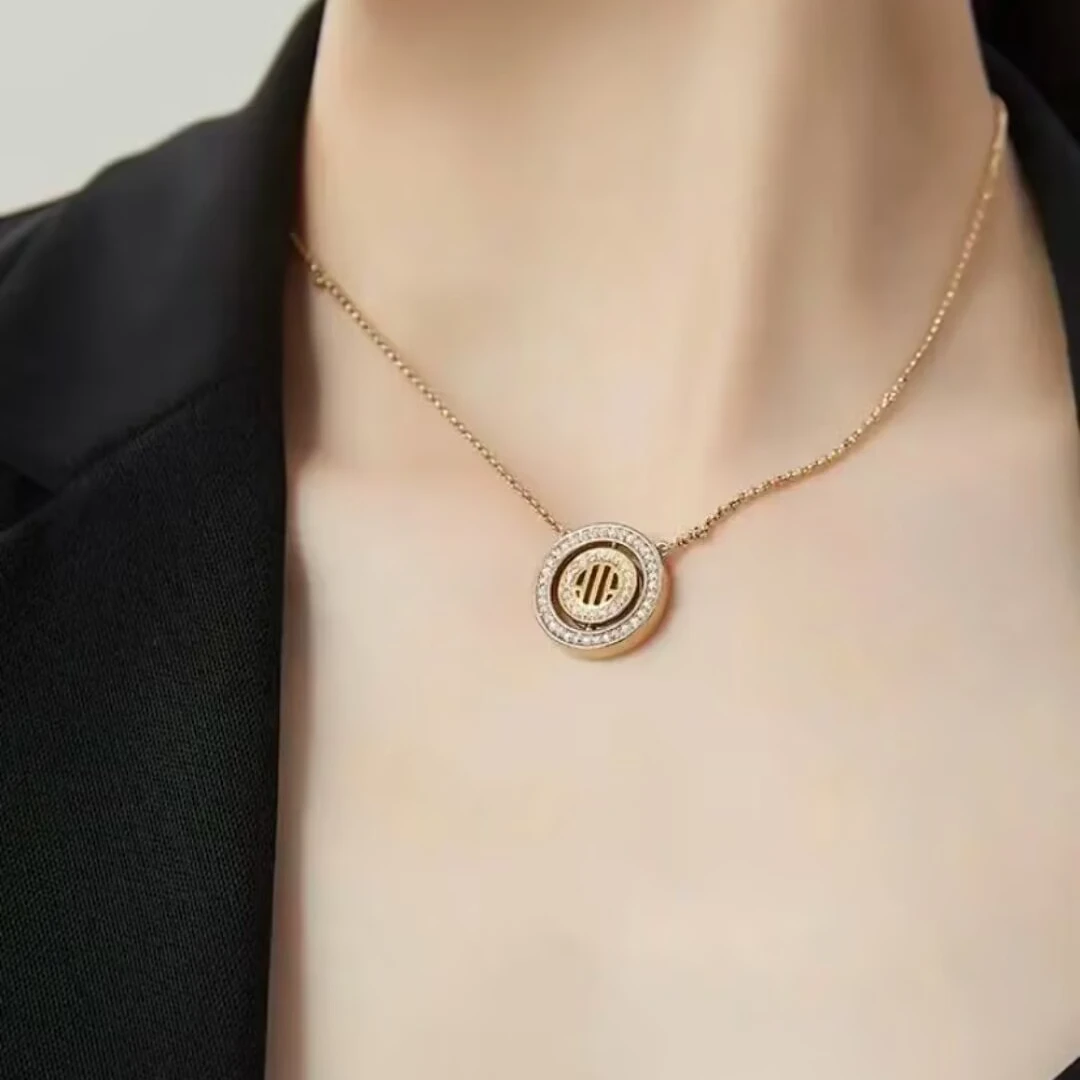 铜吊坠 阿玛施圆形LOGO气质轻奢钻饰金色满钻项链5900481