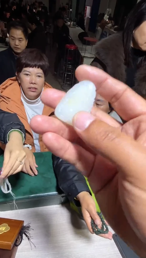 未镶嵌和田玉（糖玉）挂件和田玉