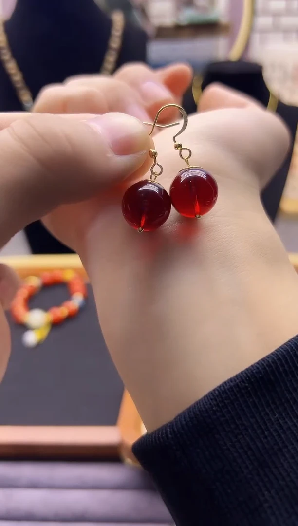 14K金镶嵌血珀耳饰E329