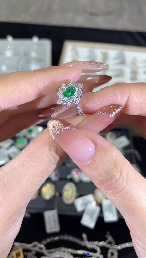 18K金镶嵌戒指祖母绿     YT