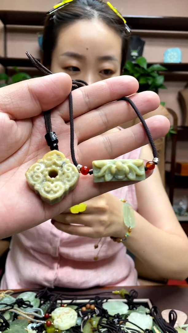 岫玉未镶嵌颈饰·