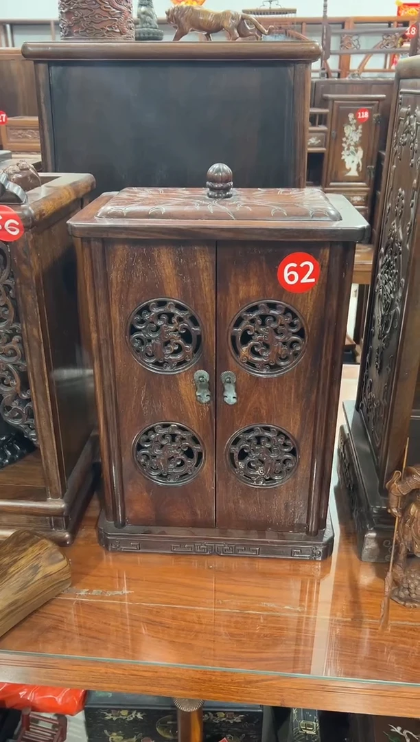 62花梨木透雕门佛龛