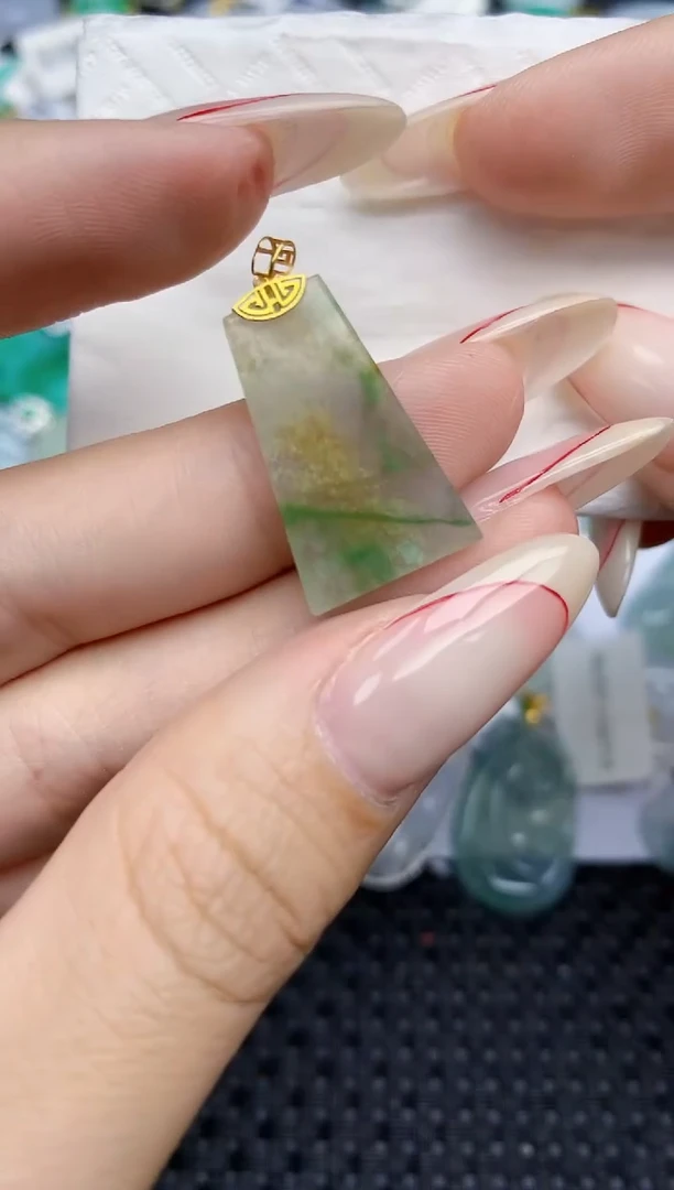 颈饰18K金镶嵌翡翠   天然翡翠A货  百元以上9米证书费自理