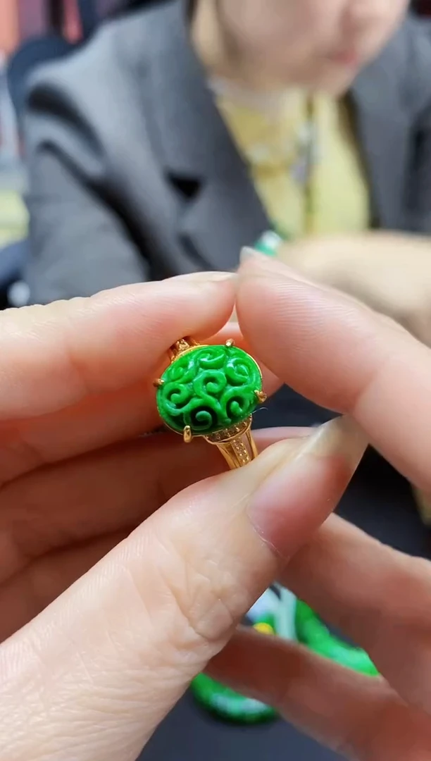 颈饰未镶嵌翡翠戒指