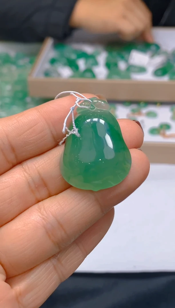 【闪购商品】石英质玉吊坠(赠链)未镶嵌冰美人非洲翠A货，冰种