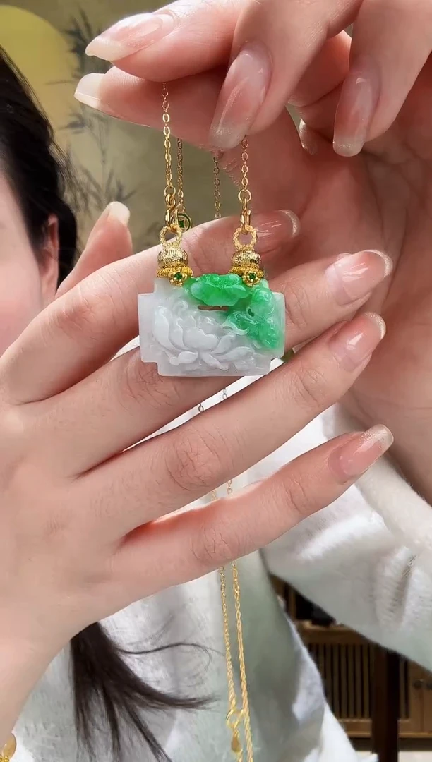 颈饰未镶嵌翡翠吊坠