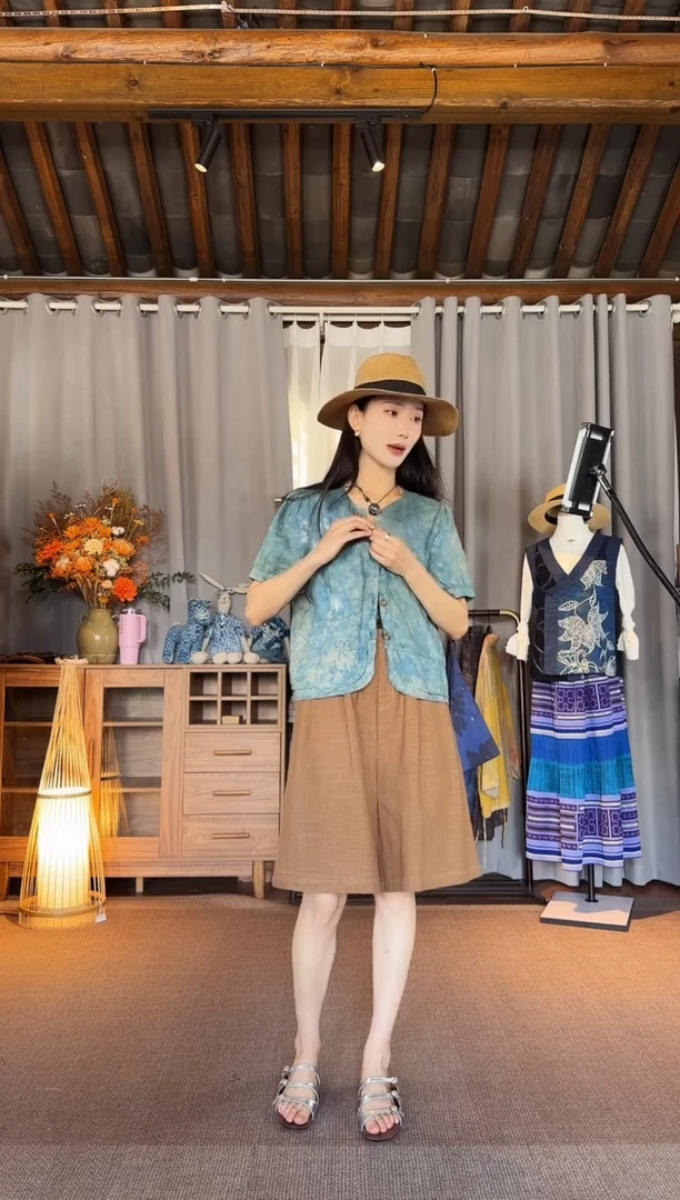设计师款蓝色扎花亚麻泡泡袖上衣