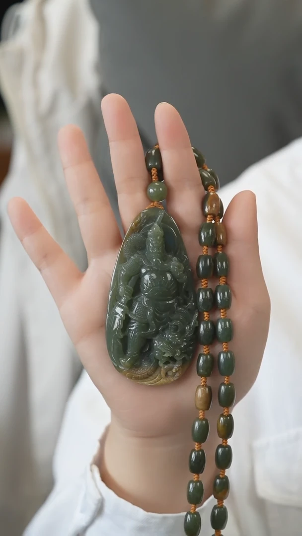 和田玉未镶嵌颈饰关公