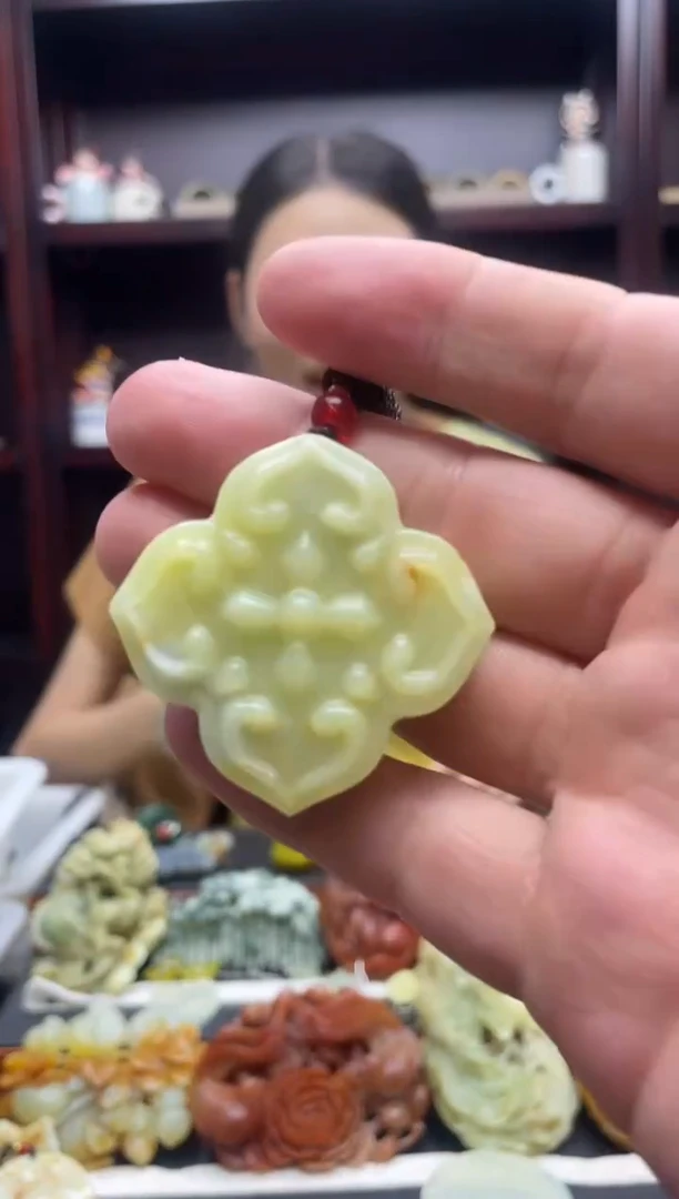 岫玉未镶嵌吊坠·