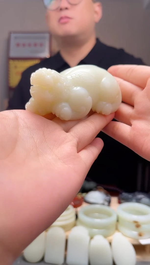 颈饰未镶嵌和田玉秋**叶吊坠