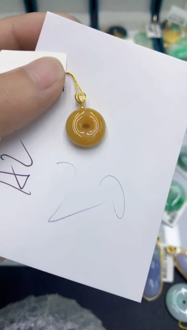 翡翠挂件未镶嵌翡翠