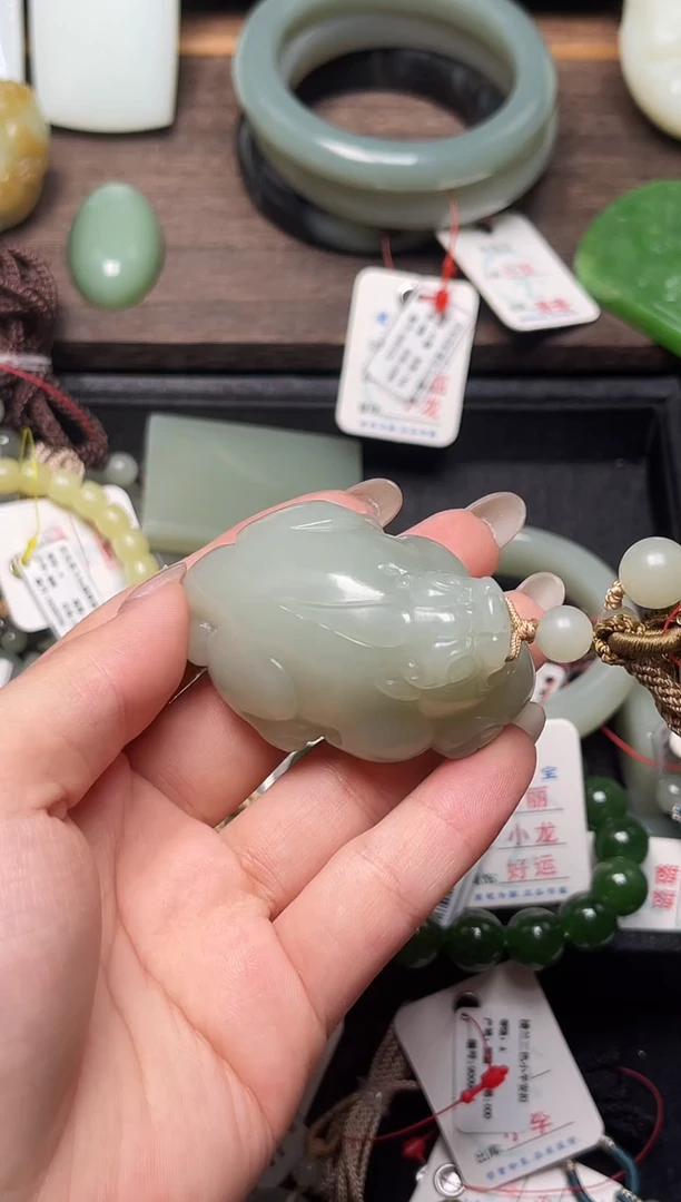 和田玉未镶嵌把件且末青白 貔貅9008149