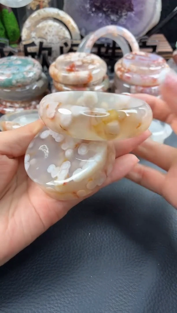 未镶嵌手镯（圆镯）石英质玉56
