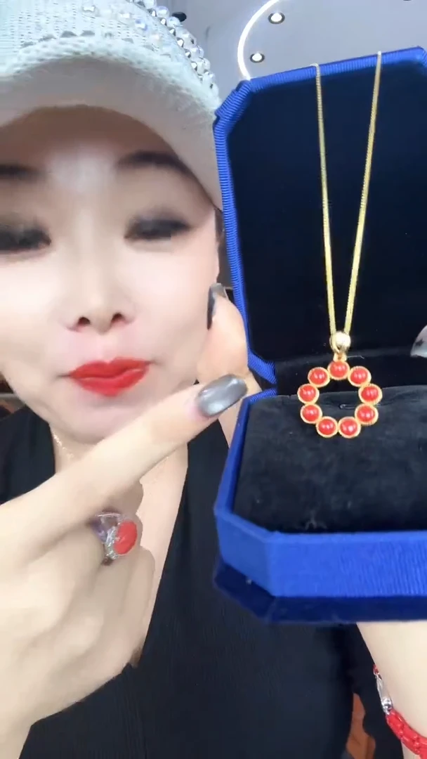 9颗红珠子的圆圈吊坠