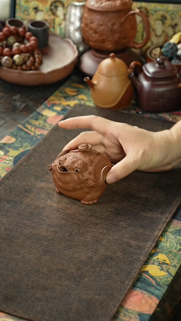 三足金蟾手抓紫砂壶234