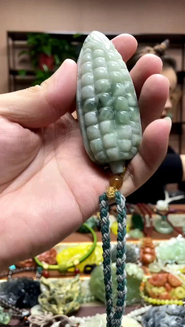 未镶嵌岫玉颈饰·