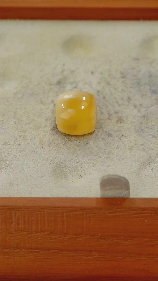 【闪购商品】蜜蜡裸石未镶嵌俄料直切12.1*10.4m1.075克