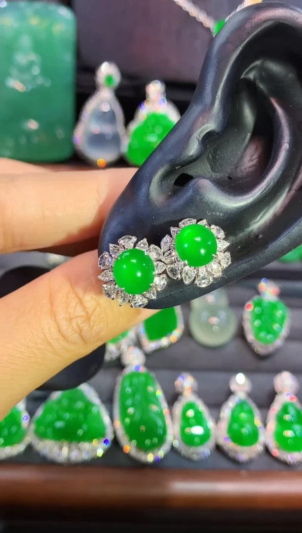 18K金镶嵌翡翠耳饰耳钉